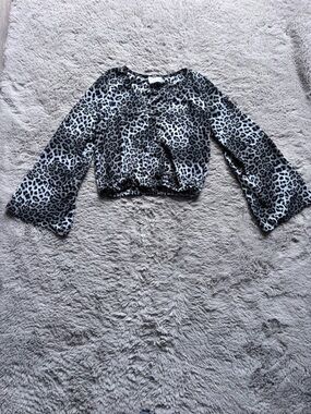 Sadie and Sage Leopard Print Long-Sleeve blouse M